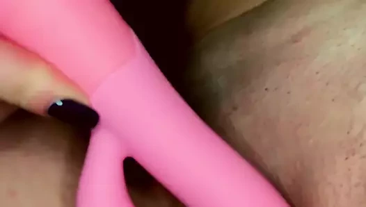 Bir partide bir kızı soyardım ve o mastürbasyon yapmaya karar verir