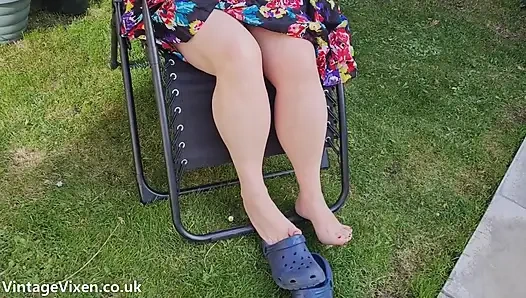 Flört eden teyze bahçede kıllı amını teşhir ediyor