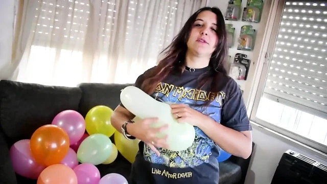 Metal kız partiden önce tüm balonları patlatıyor - tavşan looner [lowres]