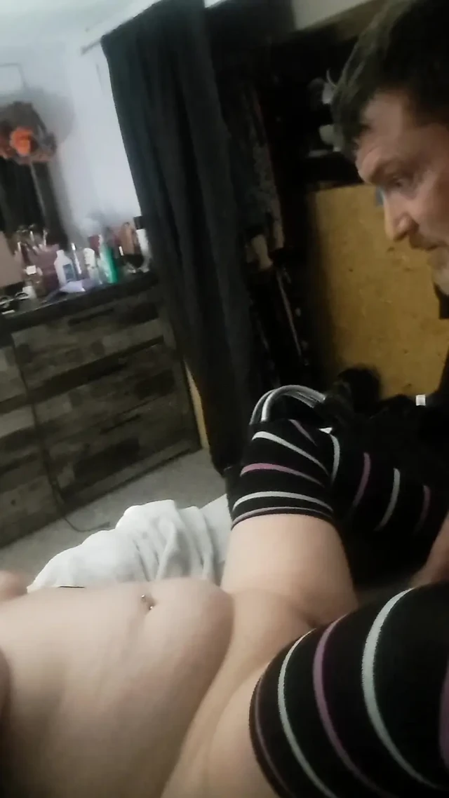 Velvetpixie bacaklar arasında iyi vakit geçiriyor