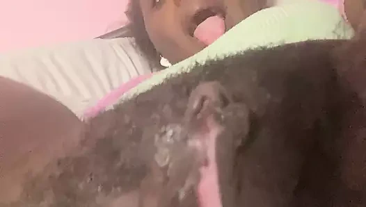 Kremsi güzel amcık sikişi post ucubeler edepsiz solo mastürbasyon ve döl