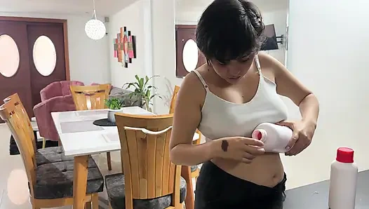 Üvey erkek kardeşimi hasta görüyorum, bu yüzden onu rahatlatmak için bir şurup vermeye karar veriyorum ama sonunda onu azdırıyor çünkü bu bir afrodizyak şurubu.