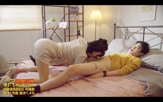 Karımın Asyalı sürtük en iyi arkadaşına masaj yapıp onu siktim