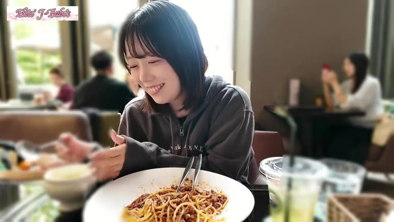 Former Idol-level Beauty Radiates Mature Allure, Temptation Stops Just Before the Final Line