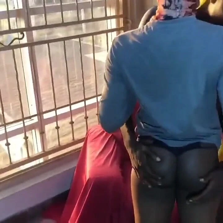Komşum geldi ve erkek kardeşim dışarıdayken sikiştik...
