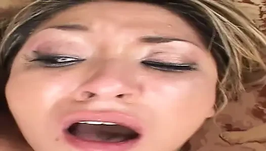Sarışın hatun vahşi oral seks yapıyor ve götten ağza parmaklıyor