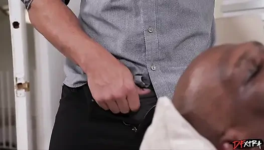 DFxtra женушку Danielle Renae трахает массивный член