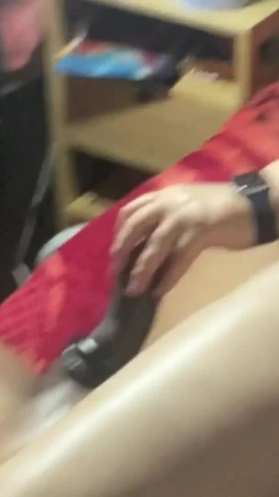 Orta yaşlı seksi İngiliz olgun sarışın sapık ırklararası ayaklar büyük zenci yarağını kokluyor | Klip 1