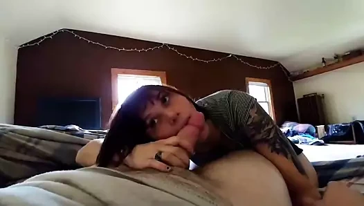 Seksi amatör dövmeli esmer ile büyük doğal göğüsler