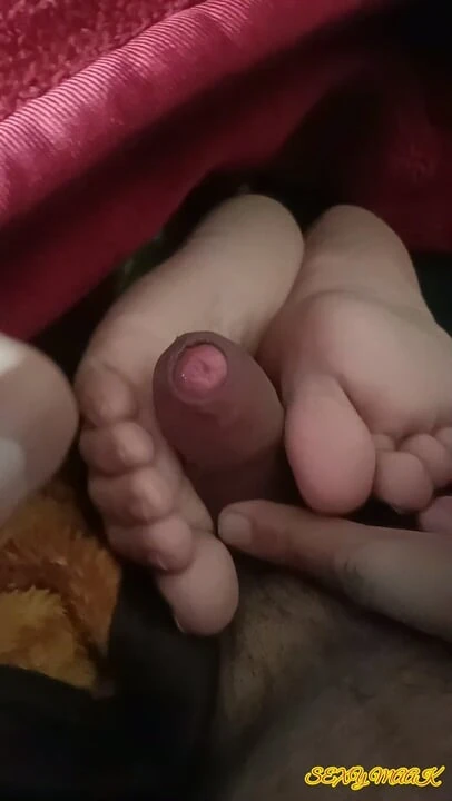 Büyük yarak seksi ateşli beyaz desi ayaklarına boşalıyor