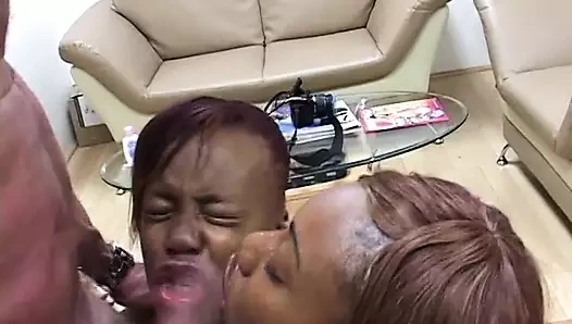 Lüks kızıl saçlı sürtükler dizlerinin üzerinde kalarak yarağı sikiyor