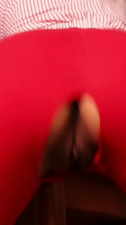 Потрясающий момент от "Растираю мою киску на столе, пока я не кончу"