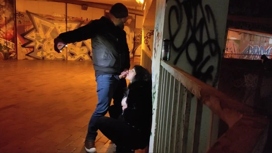 Fahişe otoparkta aşağılanmış