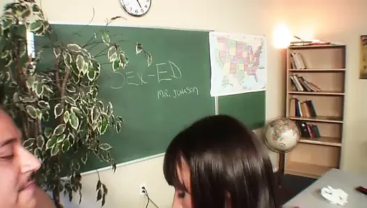 Наконец-то он трахает ее молодую горячую студентку!