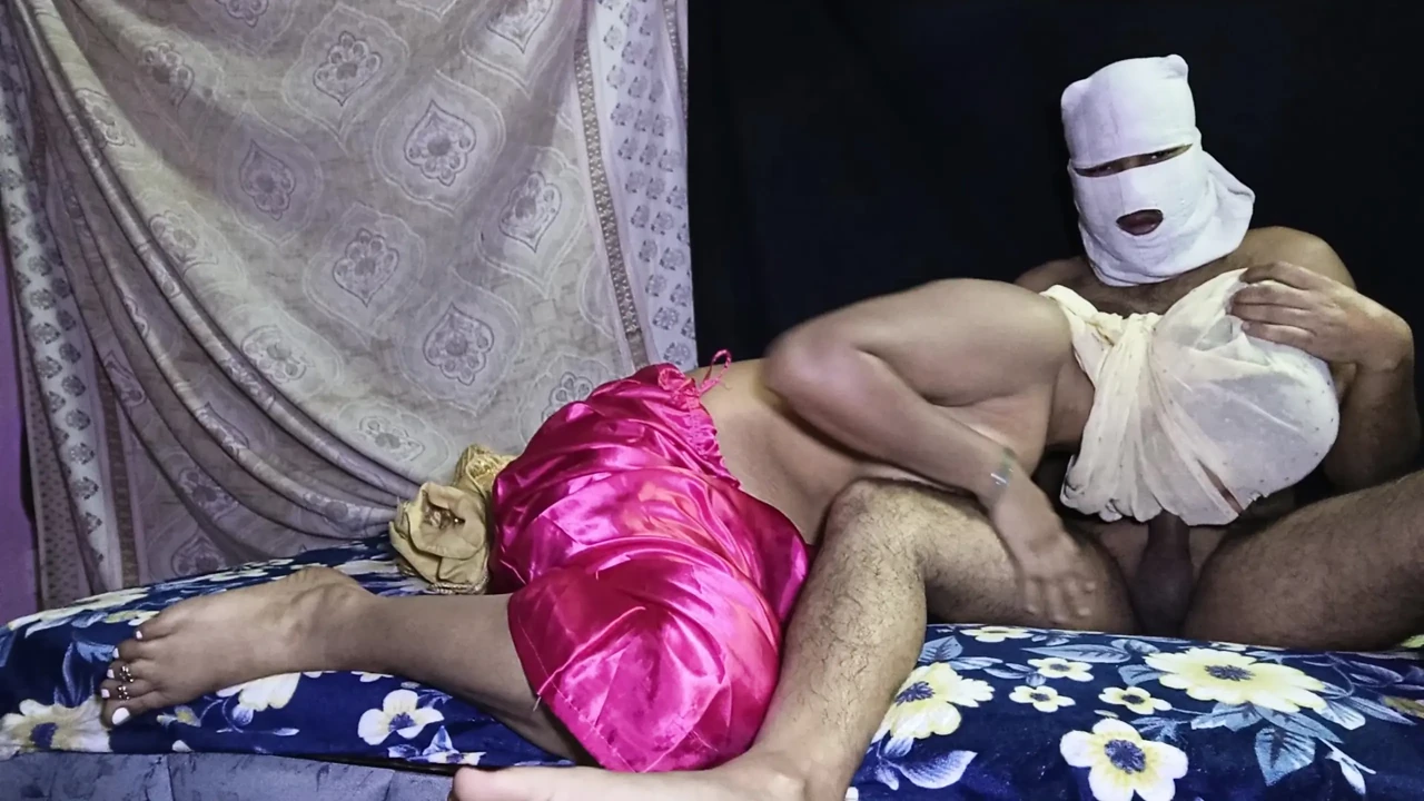 Bhabhi ki chudai Padosan wali bhabhi ko bulakar mast choda