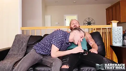 Prezervatifsizbu delikten eşcinseller Riley Mitchel ve Sherman Maus oral seksten sonra prezervatifsiz