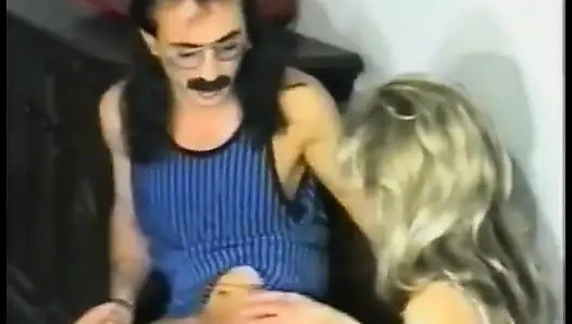 Sevimli hatun klasik adamla sikişdikten sonra otururken seksi hatun tarafından amını yalatıyor 2'de 1 sahne