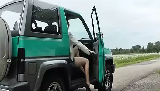 Olgun Alman sürtük arabada sikiliyor