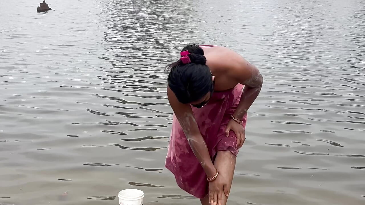 Desi Bhabhi Gaon Ki Talab Par Nahane Gayi | Devar Ke Saath Outdoor Sex Video Full Hindi Audio Viral Video
