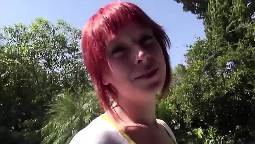 Yaşlı adam kızıl saçlıyı seviyor