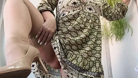 Çoraplı ve yüksek topuklu azgın olgun üvey anne mastürbasyon yapıyor ve ayağını masaya koyuyor