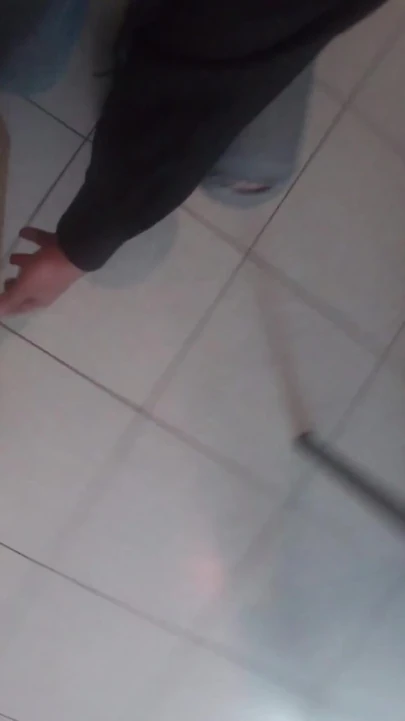 Ahlaksız bir karı, iyi bir seks ile bir teslimatçıya ödeme yapıyor - aldatılmış koca da katılıyor ve sonunda boşalma dolu oluyor