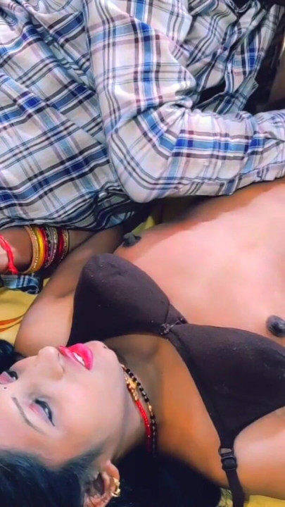 Hintli desi coue love seks videosuyla dolu sert sikişiyor Hintçe ses | Klip 1