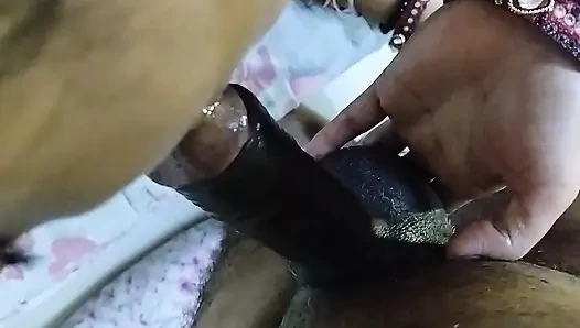 Hintli kadın ön sevişme emiyor üvey babası ateşli meme ucu minik amcık ateşli göğüslerini yalıyor