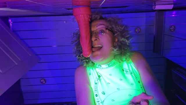 Banyoda MILF Lisa Essex ile anal dildo mastürbasyonu