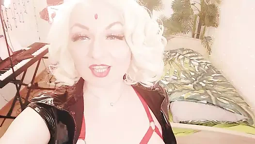 Cinsel orta yaşlı seksi kadın arya pvc ile azdırıyor