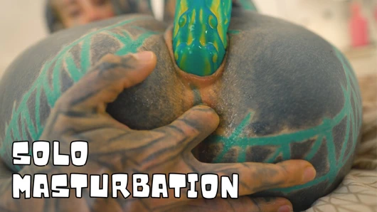 Büyük sikiş genç kız büyük oyuncağını sikiyor