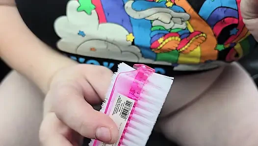 İnsanların içinde park ederken kıllı amımı arabada oynaşıyor.