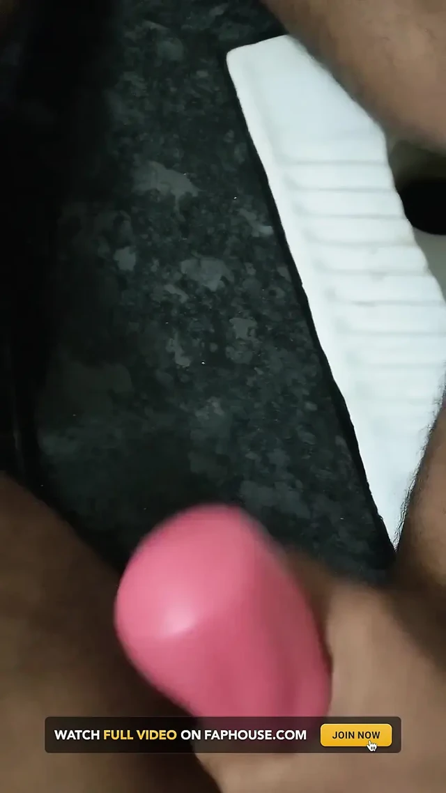 Saksocu oyuncaklı azgın adam