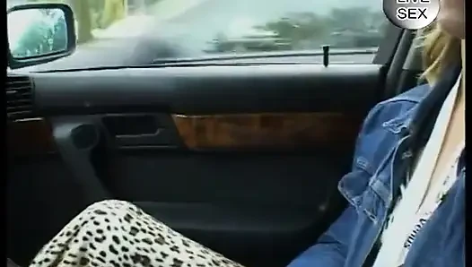 Edepsiz Alman sarışın vücudunu gösteriyor