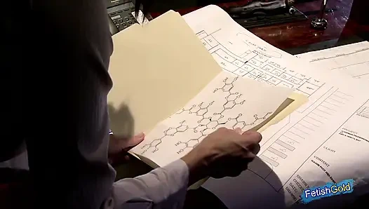 Büyük memeli seksi esmer ofiste yaşlı adam tarafından sert sikiliyor