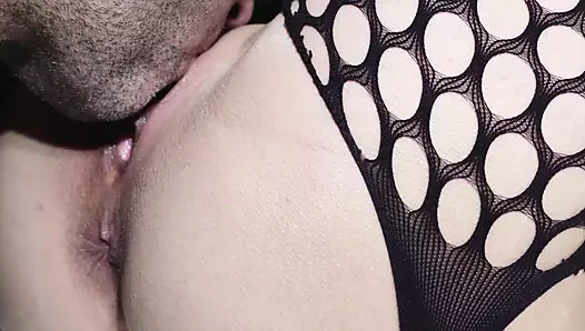 File çoraplarımı giyiyorum ve boşalana kadar tıraşlı amımı yalamasına karşı koyamıyor... Çok ıslanıyorum