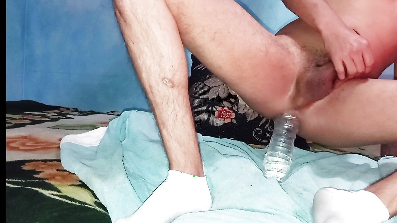 Kırık göt, genç eşcinsel şeyler onun götünü şişeliyor ve yarağı zevkle salya akıtıyor