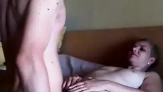 Beni nazikçe sik ve karnıma boşal
