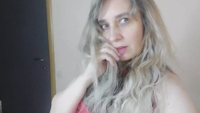 Kırmızılı orta yaşlı seksi kadın külotta amcık parmaklarıyla oynuyor