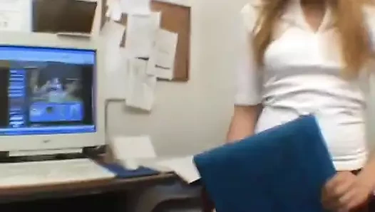 Asyalı genç kız harika sakso becerilerine sahip