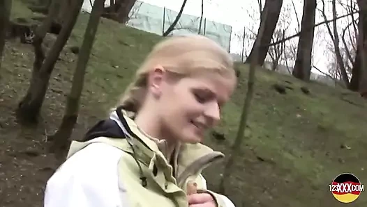 Bu büyük memeli sarışın sert bir yarağı asla reddetmez.