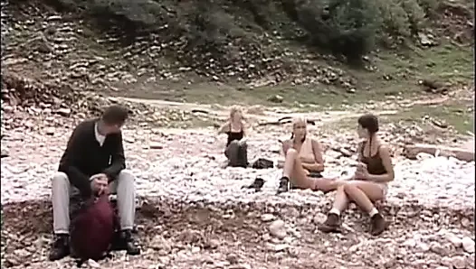 Güzel esmer dere kenarında bir adamla sikişiyor