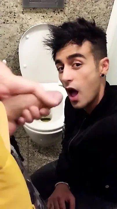 Biri geldi ama ikinci kez umumi tuvaleti yutuyor