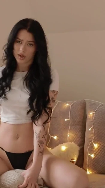 Обязательный для обмена момент из "Шпилево подушки - утренний оргазм для возбужденной 18-летней тинки"