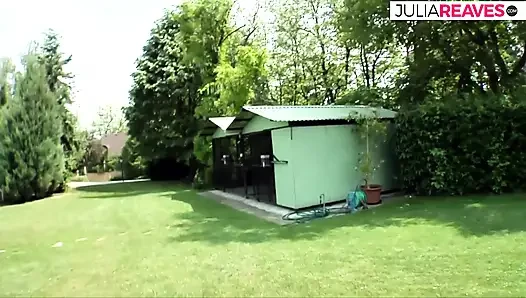 Havuz başında sikişiyor neredeyse daha iyi bir şey yok