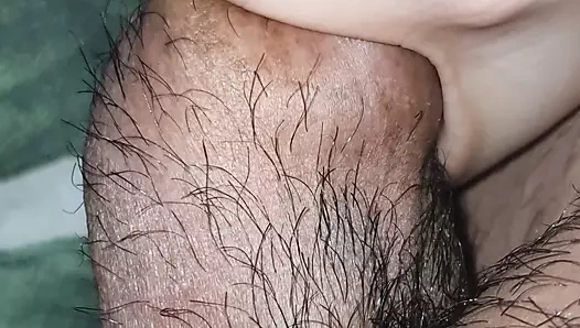 Üvey kız üvey babasının yarağına mükemmel elle muamele çekiyor