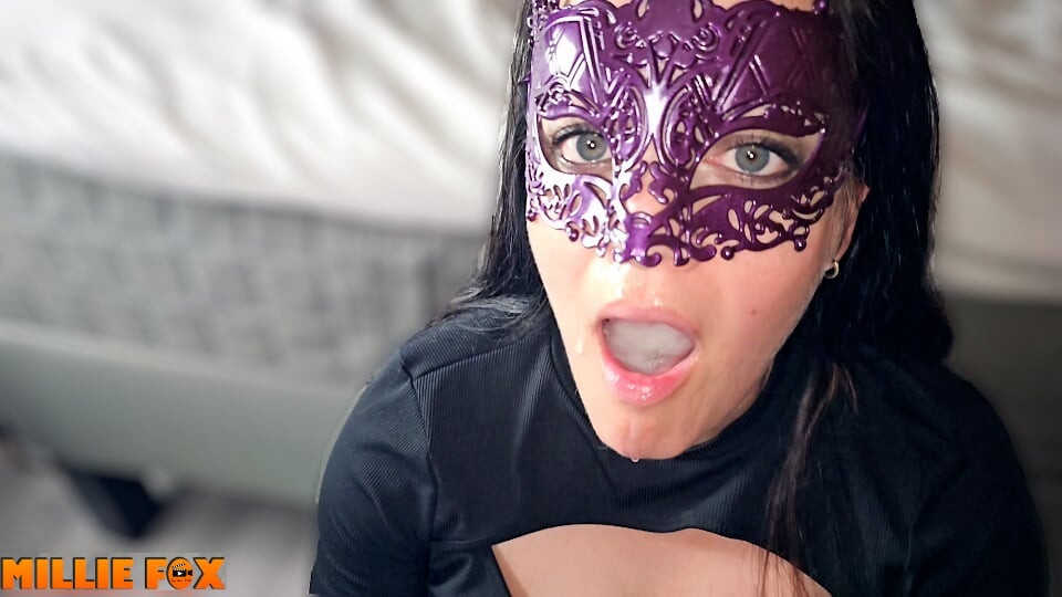 Amatör orta yaşlı seksi kadın dilinin tamamını dölle kaplıyor ve sonra daha fazla döl geliyor ve sonra hepsini yutuyor - millie fox