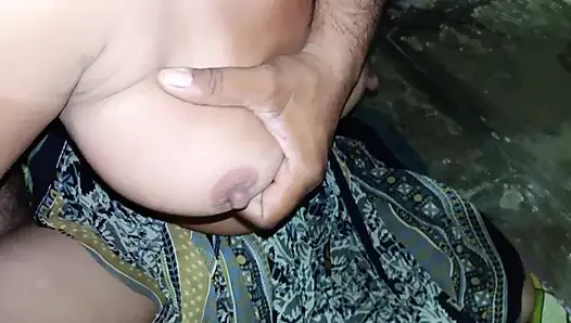 Kayınbiraderi baldızına kızı sikmeyi öğretti, kızın mührünü kırdı, kayınbiraderi onu sikti.