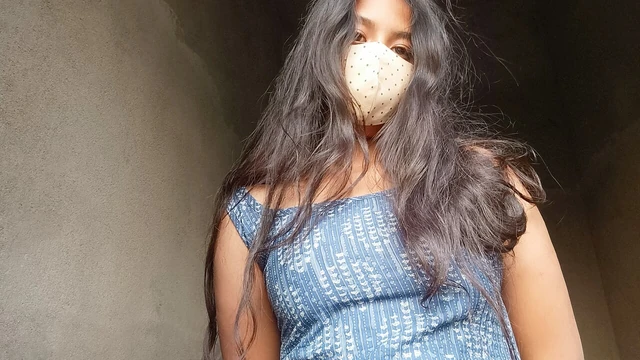 Дорогая девушка играет со своей киской 😺