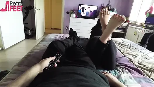 Seksi Petra ayaklarıyla ona dokunuyor